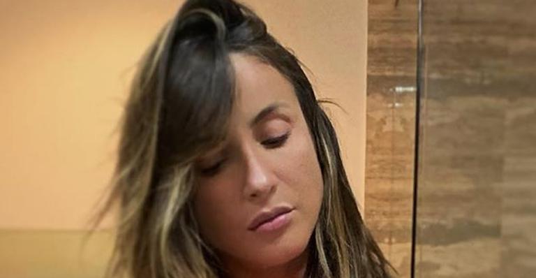 Claudia Leitte compartilha foto só de lingerie e exibe barrigão: ”Dobrou de tamanho”