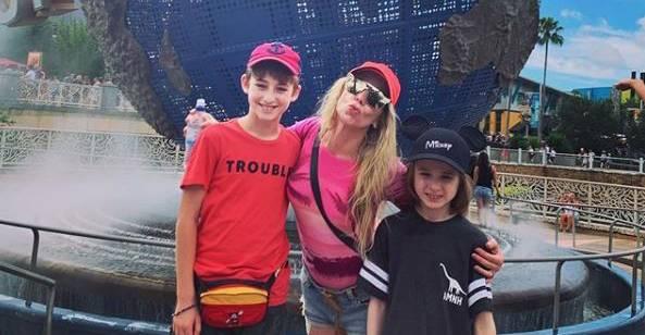 Danielle Winits curte dia de descanso ao lados dos filhos Noah e Guy