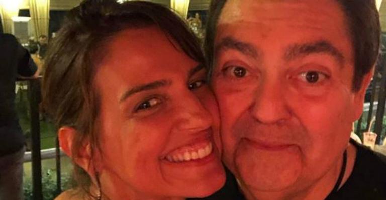 Esposa de Faustão surpreende fãs ao revelar tênis personalizado com fotos do apresentador