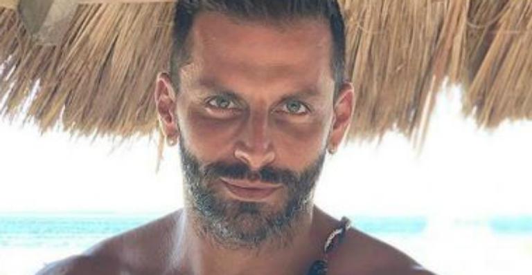 Que genética! Henri Castelli posa coladinho nos filhos e beleza deixa fãs boquiabertos