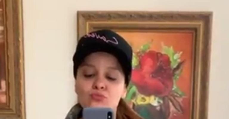 Solteira, Maiara usa look confortável, posa em sua mansão e manda recado aos fãs