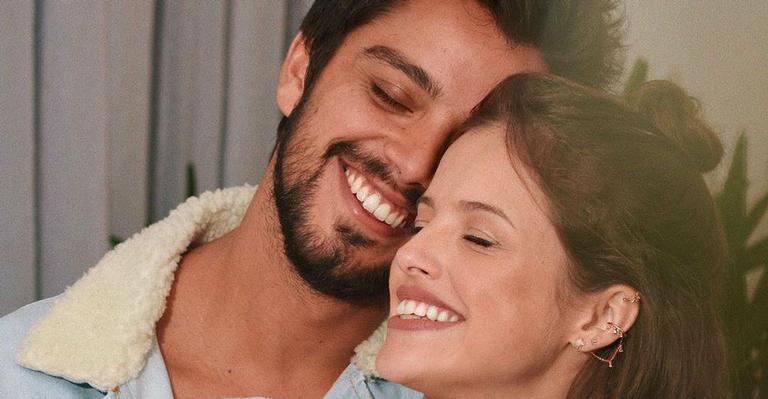 “Um tomate”, se diverte Rodrigo Simas sobre vermelhidão da namorada, Agatha Moreira