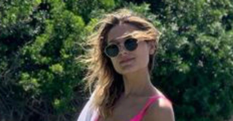 De biquíni, Sasha Meneghel empina o bumbum em clique à beira da piscina e ostenta curvas
