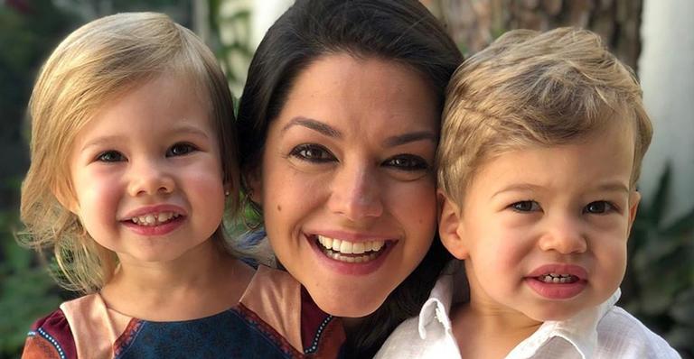 Fofura! Thais Fersoza flagra momento de carinho entre os filhos, Melinda e Teodoro: ”Chamego de irmãos”