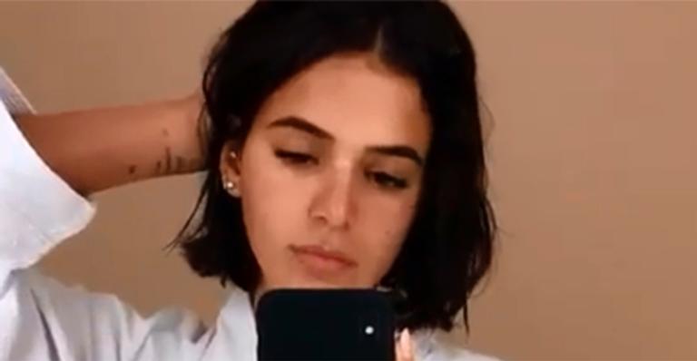 Só de roupão, Bruna Marquezine posa no banheiro e faz carão