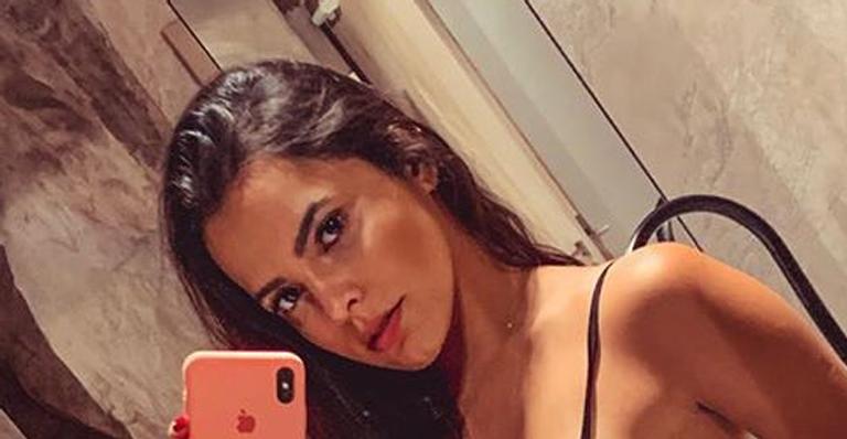 Ex-BBB Emilly Araújo causa polêmica com look transparente em foto dentro do banheiro