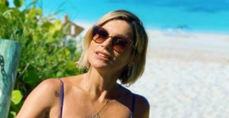 Com biquíni ousado, Flávia Alessandra mostra barriguinha chapada em água cristalina