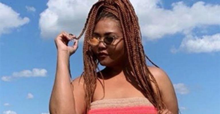 Aos 41 anos, Gaby Amarantos eleva temperatura na web ao surgir de maiô