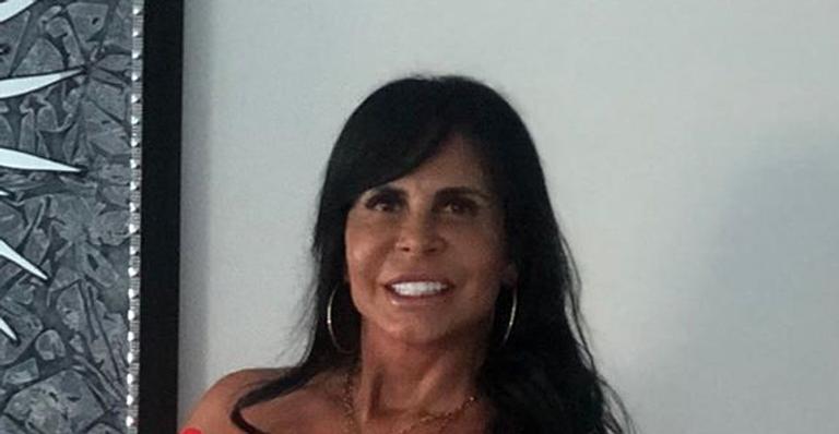 Gretchen surge poderosa com look chiquérrimo para o aniversário do marido