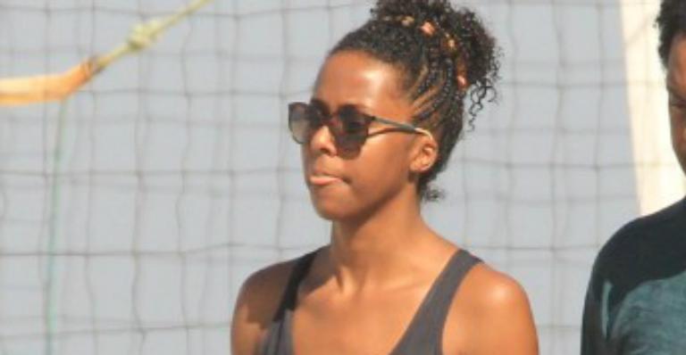 Maju Coutinho faz raríssima aparição com o maridão em dia de praia no Rio de Janeiro