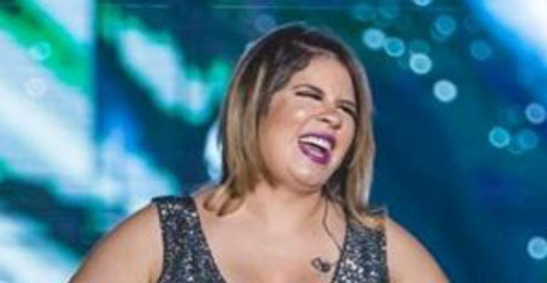 Grávida, Marília Mendonça faz show com vestido coladinho e exibe barriguinha