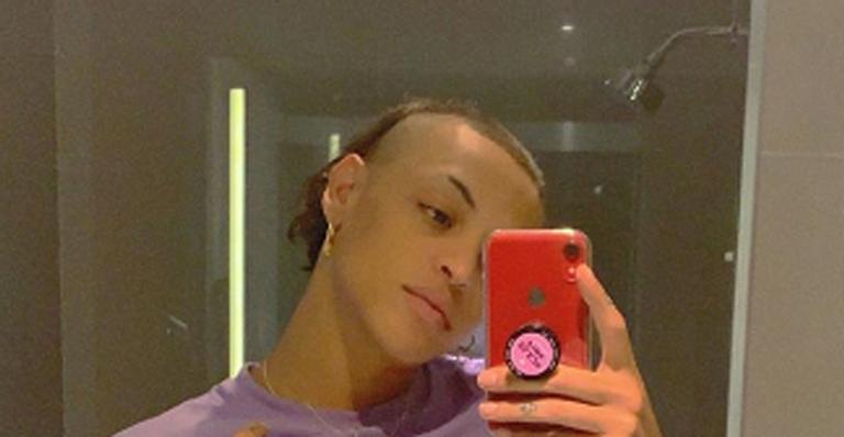 Pabllo Vittar faz raríssima aparição de cueca em foto ousada na frente do espelho