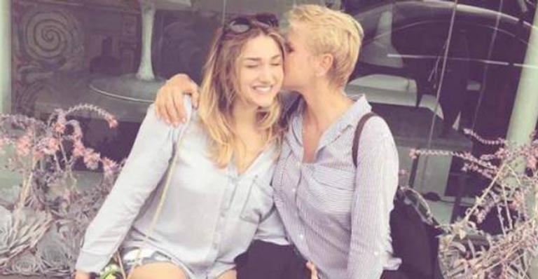 Xuxa Meneghel faz festa de aniversário para Sasha em casa