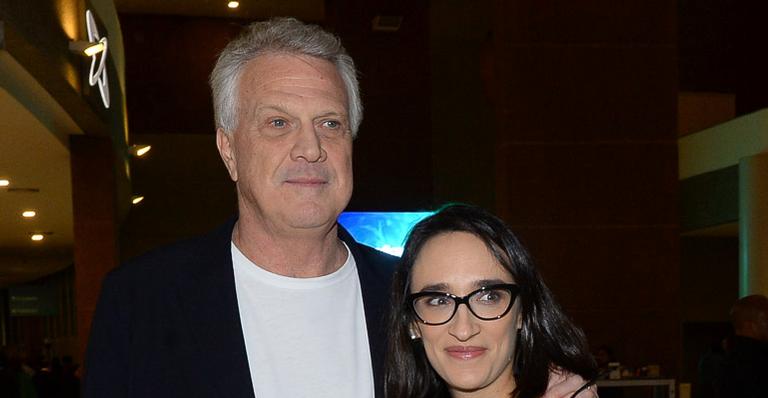 Gravidíssima, esposa de Pedro Bial exibe o barrigão em bastidores de show