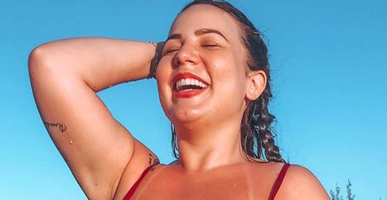 Ex-BBB Maria Claudia posa de biquíni, exibe corpo real e desabafa: ”Eu sou um mulherão”