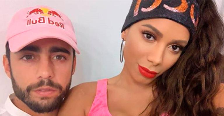 Após críticas, Anitta volta a enaltecer Pedro Scooby: ”Os gringos param ele o tempo todo”