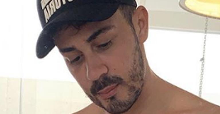 Carlinhos Maia seca, posa sem camisa e dá adeus à barriguinha: ”Só o filé”