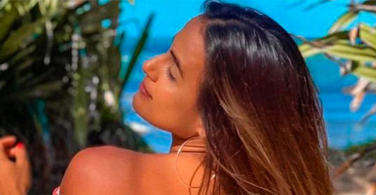 Ex-BBB Carol Peixinho exibe bumbum bronzeado em biquíni apertadinho