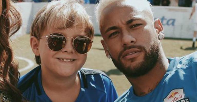 Filho de Neymar encanta seguidores ao surgir fazendo carinho no irmão