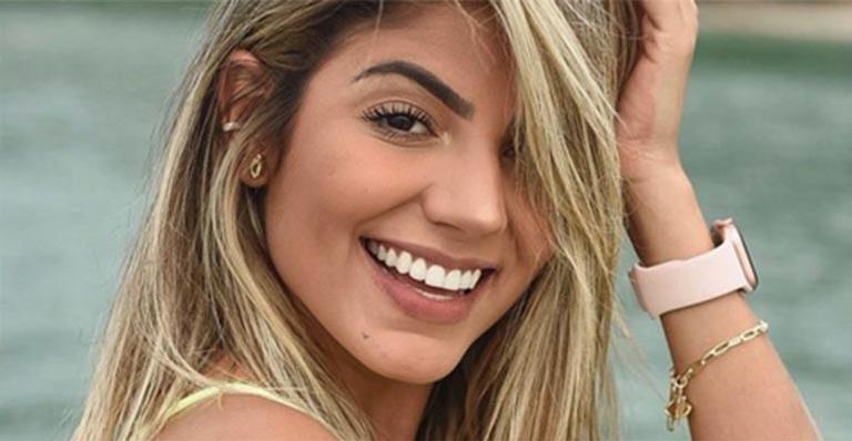 Ex-BBB Hariany Almeida surge de topless e exibe tatuagem secreta
