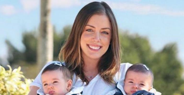 Fabiana Justus revela fios naturais e fala sobre mudança no visual: ”Amando meu cabelo!”