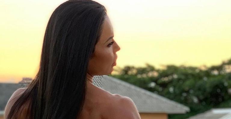 Gracyanne Barbosa surge nua na laje de sua mansão e brinca: ”Meus cotovelos são belos”