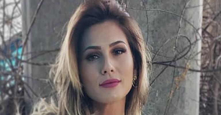 Lívia Andrade causa com vestidinho branco curtíssimo além do limite: ”Poderosa”
