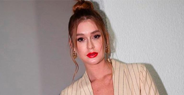 Maria Ruy Barbosa posa decotadíssima e responde pergunta inusitada de fã
