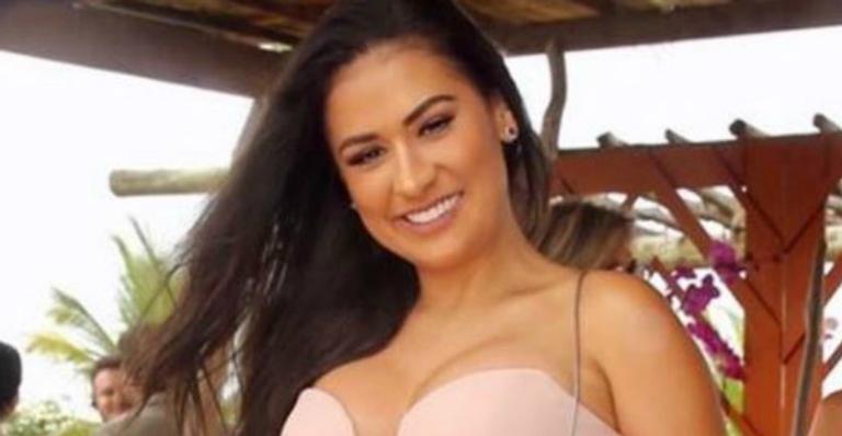 Decotadíssima, Simone aposta em vestido coladinho e mostra resultado da dieta