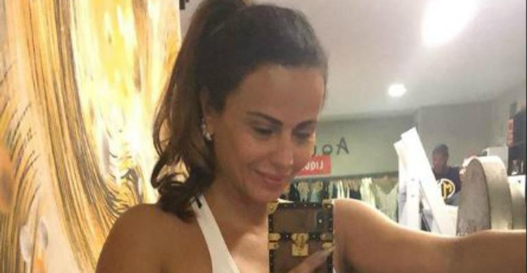 Viviane Araújo faz selfie na academia e bumbum gigante rouba a cena