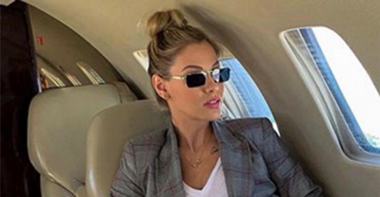 Andressa Suita surge com look grifado de R$ 13 mil em jatinho
