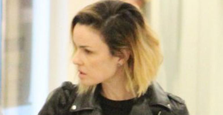 Carolina Kasting passeia com a filha no shopping e tamanho da herdeira surpreende fãs