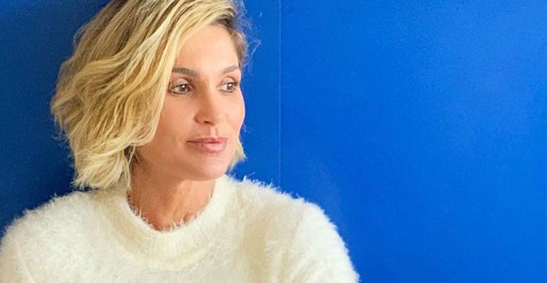 Flávia Alessandra relaxa na casa dos pais com chinelos grifados de R$ 5 mil