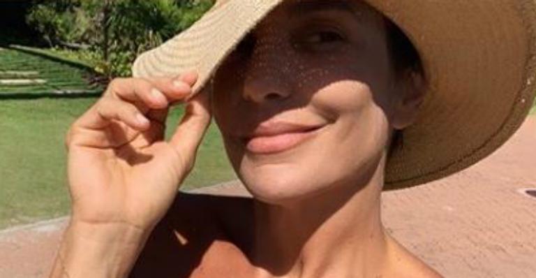 Ivete Sangalo surge de biquíni em sua mansão e renova bronze: ”O sol veio”