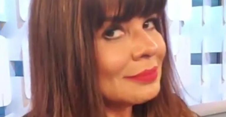 Mara Maravilha exibe as pernas e nega defeitos: ”Para despreocupar o pessoal”