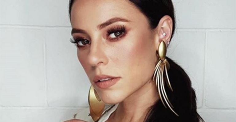 Paolla Oliveira exibe bumbum poderoso ao usar meia arrastão