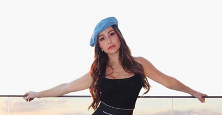 Sabrina Sato mostra Zoe admirando a enorme coleção de sapatos da mamãe
