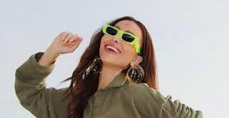 Sabrina Sato empina bumbum em shorts micro e quase mostra demais