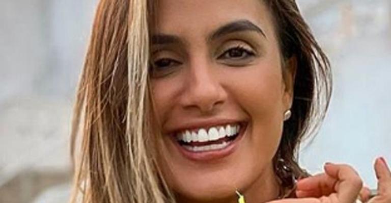 Ex-BBB Carol Peixinho cobre o corpo com grãos de café em foto ousada