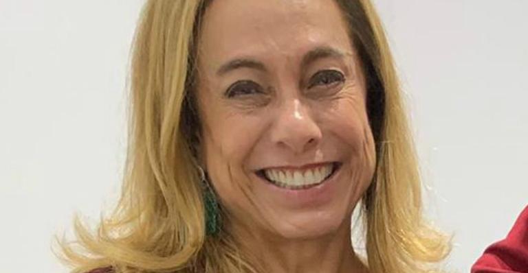 Cissa Guimarães é flagrada beijando muito na noite carioca