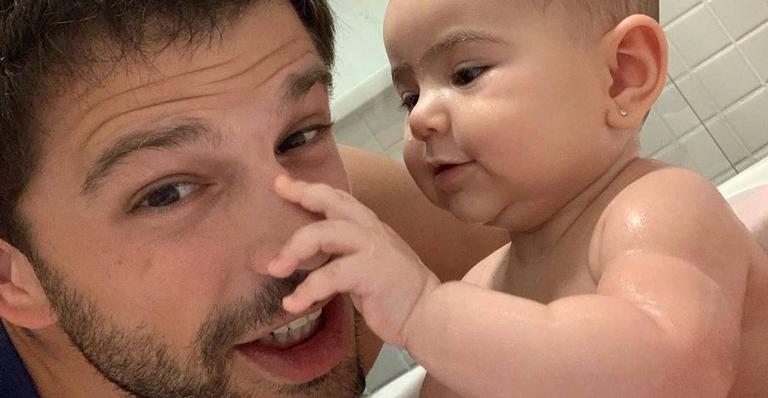 Duda Nagle se derrete de amores ao brincar com a filha, Zoe, e enche a web de fofura