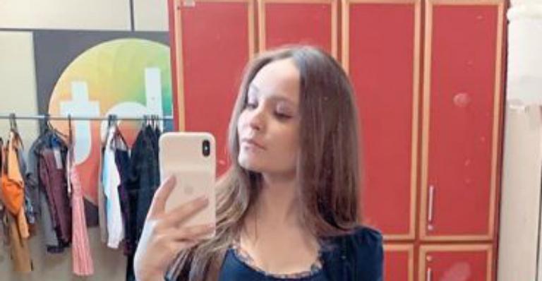 Larissa Manoela faz selfie em espelho e surpreende fãs com curvas perfeitas