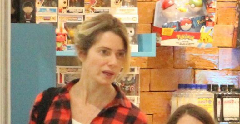Letícia Spiller vai às compras com a caçula e semelhança impressiona