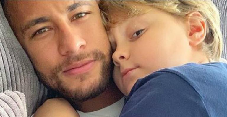 Machucado, Neymar Jr. celebra chegada do filho em Paris com clique apaixonante