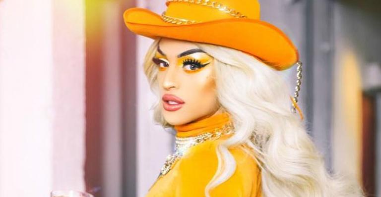 Pabllo Vittar surge com chapéu de cowboy e microssaia exibindo o bumbum