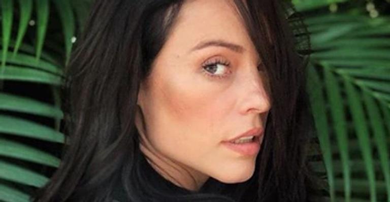 Paolla Oliveira deixa o bumbum de fora em foto usando meia arrastão: ”Livre”