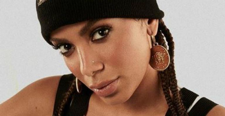 Seguidora detona look de Anitta durante show e cantora responde: ”Importante é estar livre pra rebolar”