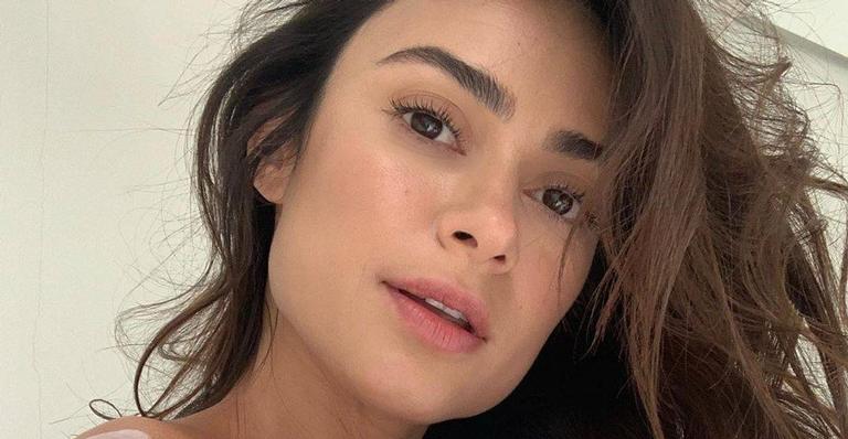 Thaila Ayala posa feliz da vida em clique e Julia Faria brinca: “Feliz porque vai me ver hoje”