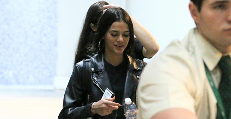 Bruna Marquezine surge com look grifado de R$ 22 mil em aeroporto