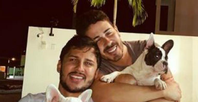 Carlinhos Maia surge irreconhecível em clique antigo ao lado do namorado: ”Antes da gente”